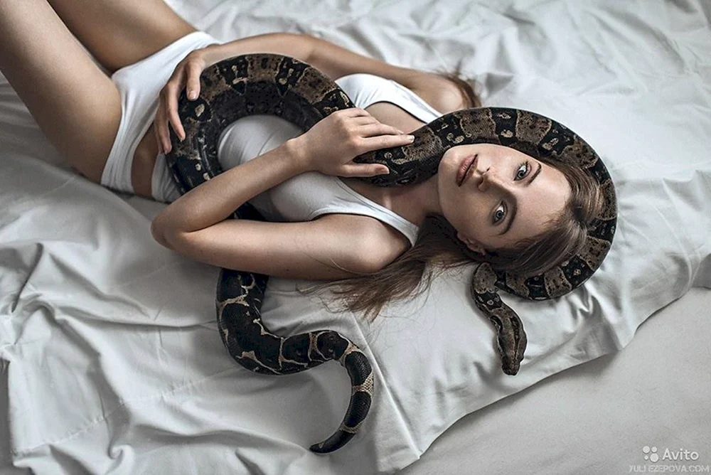 Алина Солонская жена змея