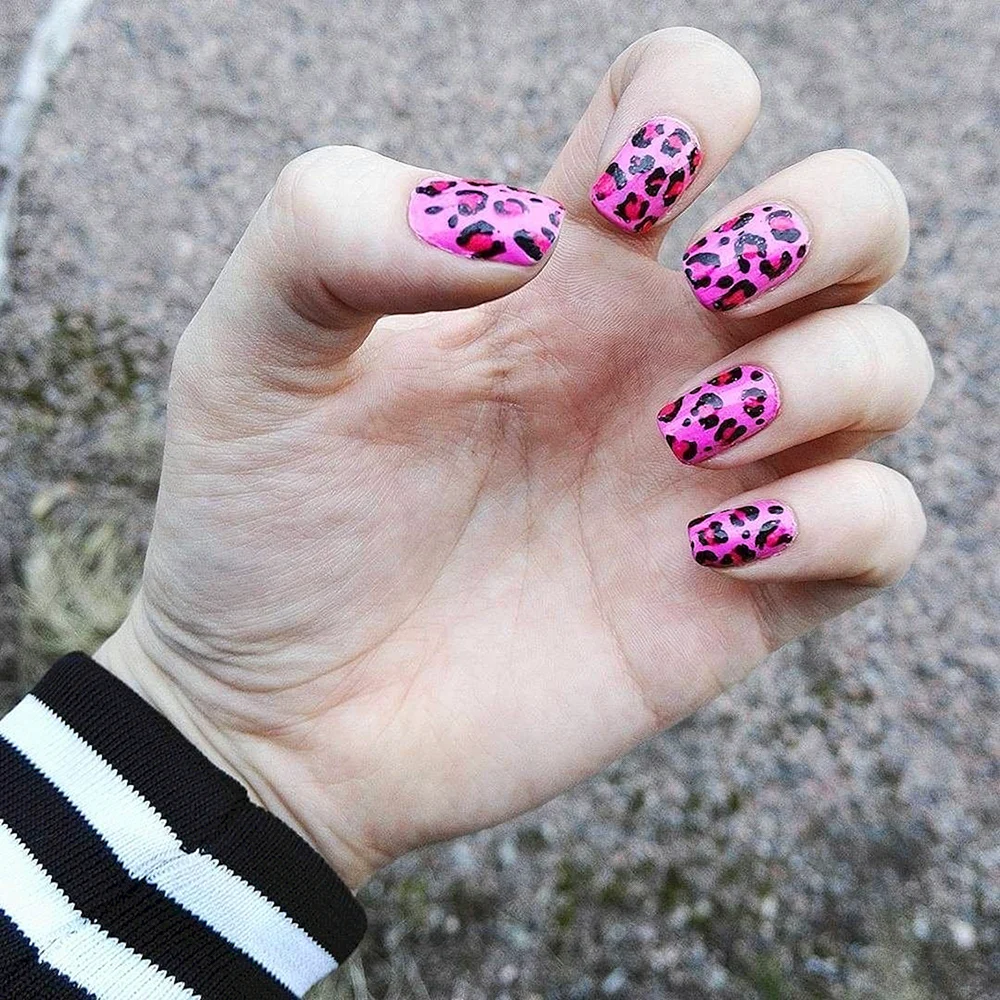 Beautiful Leopard Nails Pink