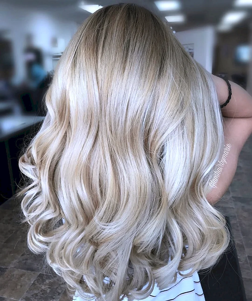 Cool Champagne blonde hair