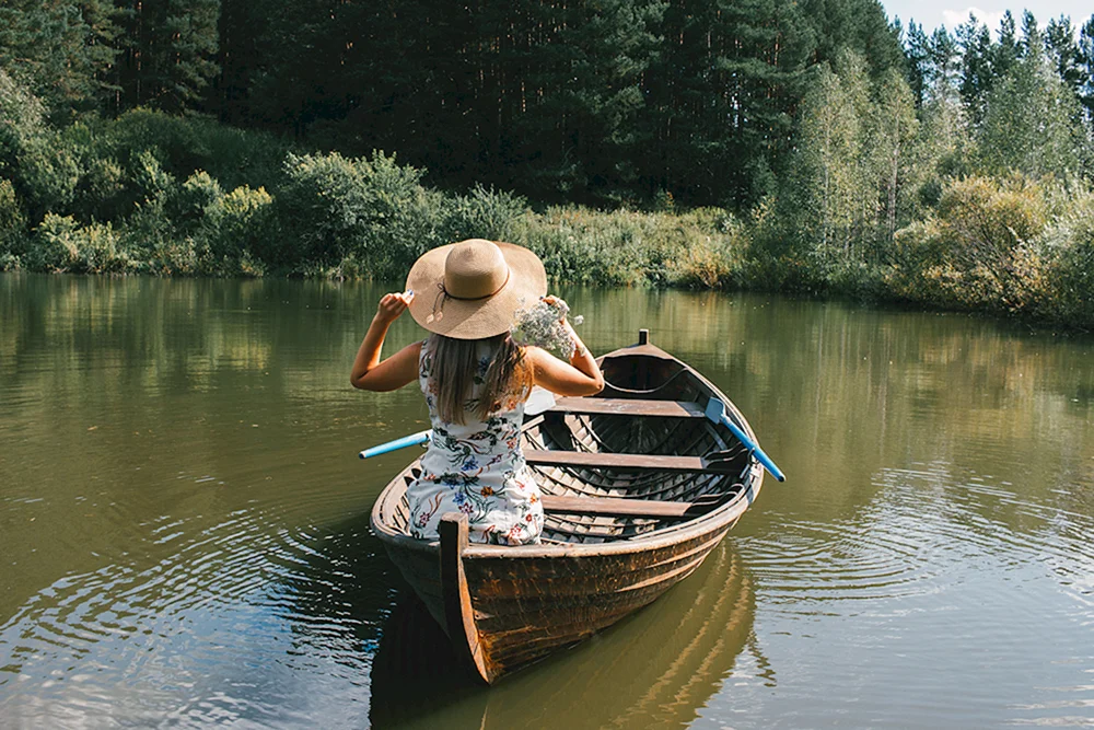 Деревянная лодка девушка