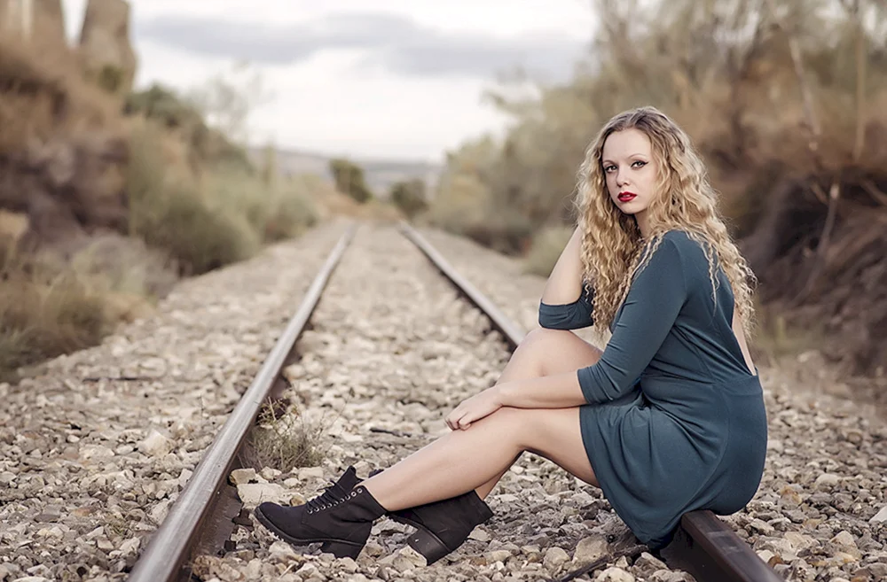 Девушка на железной дороге