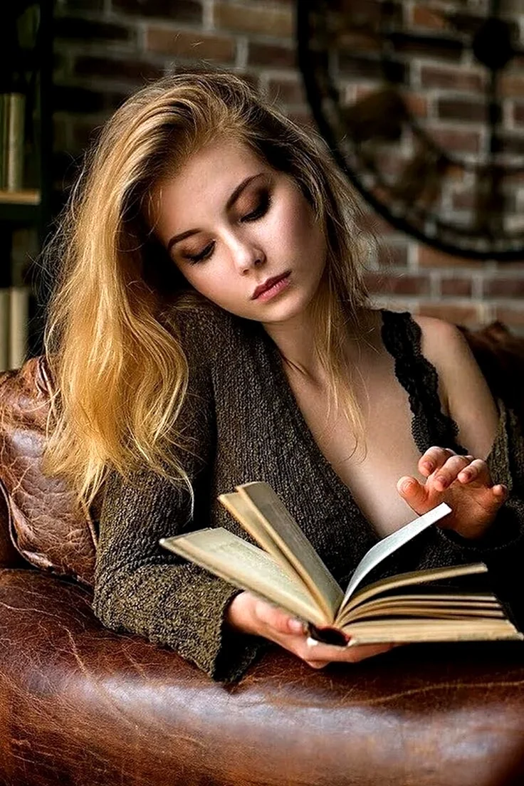 Девушка с книгой