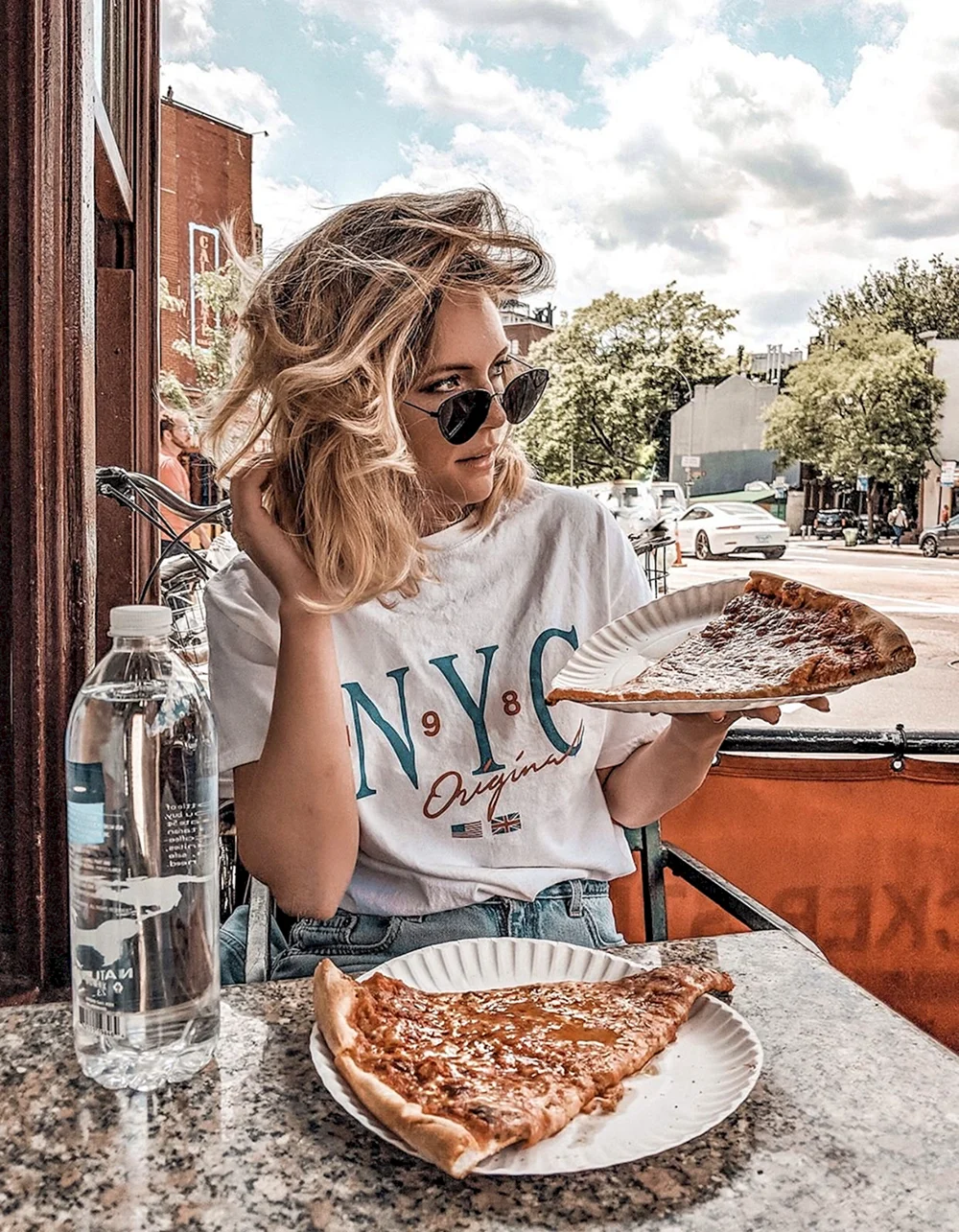 Девушка с пиццей