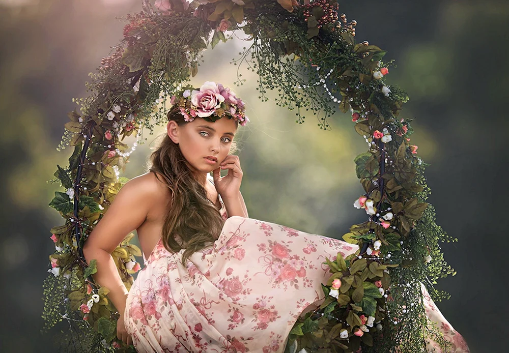 Девушка в цветочном венке
