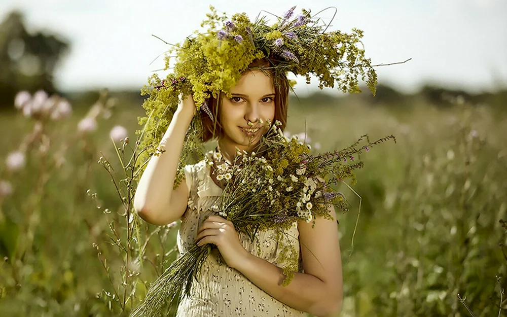 Девушка в венке из полевых цветов