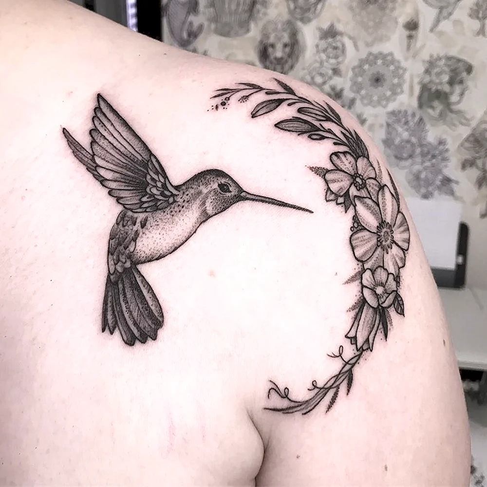 Femme tatouage Colibri