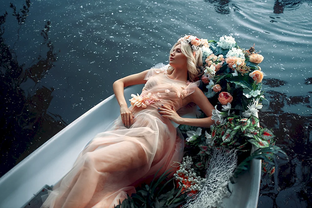 Фотосессия в лодке с цветами