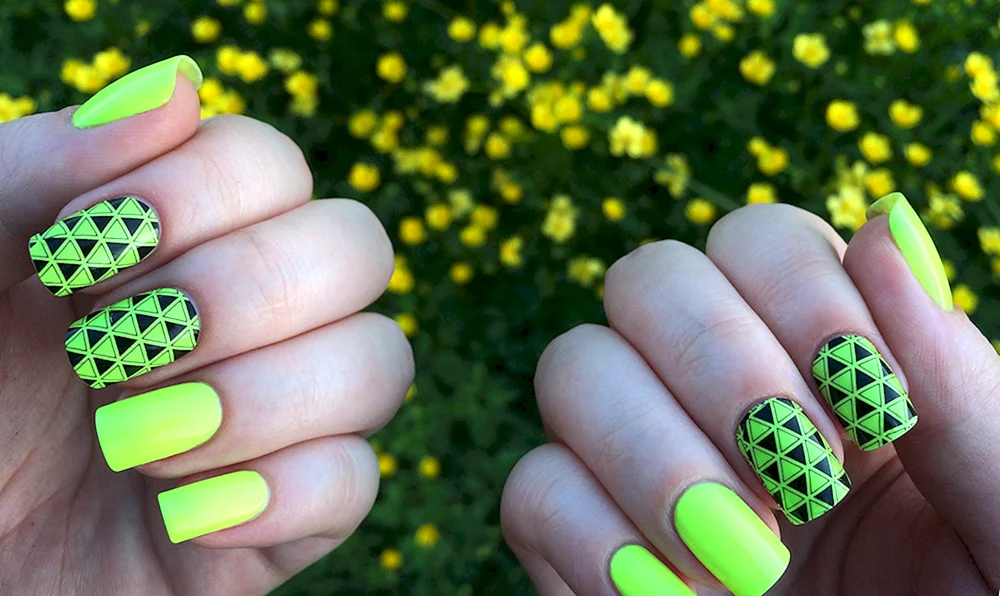 Кислотно зеленые ногти