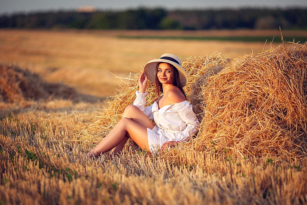 Красивая женщина в поле