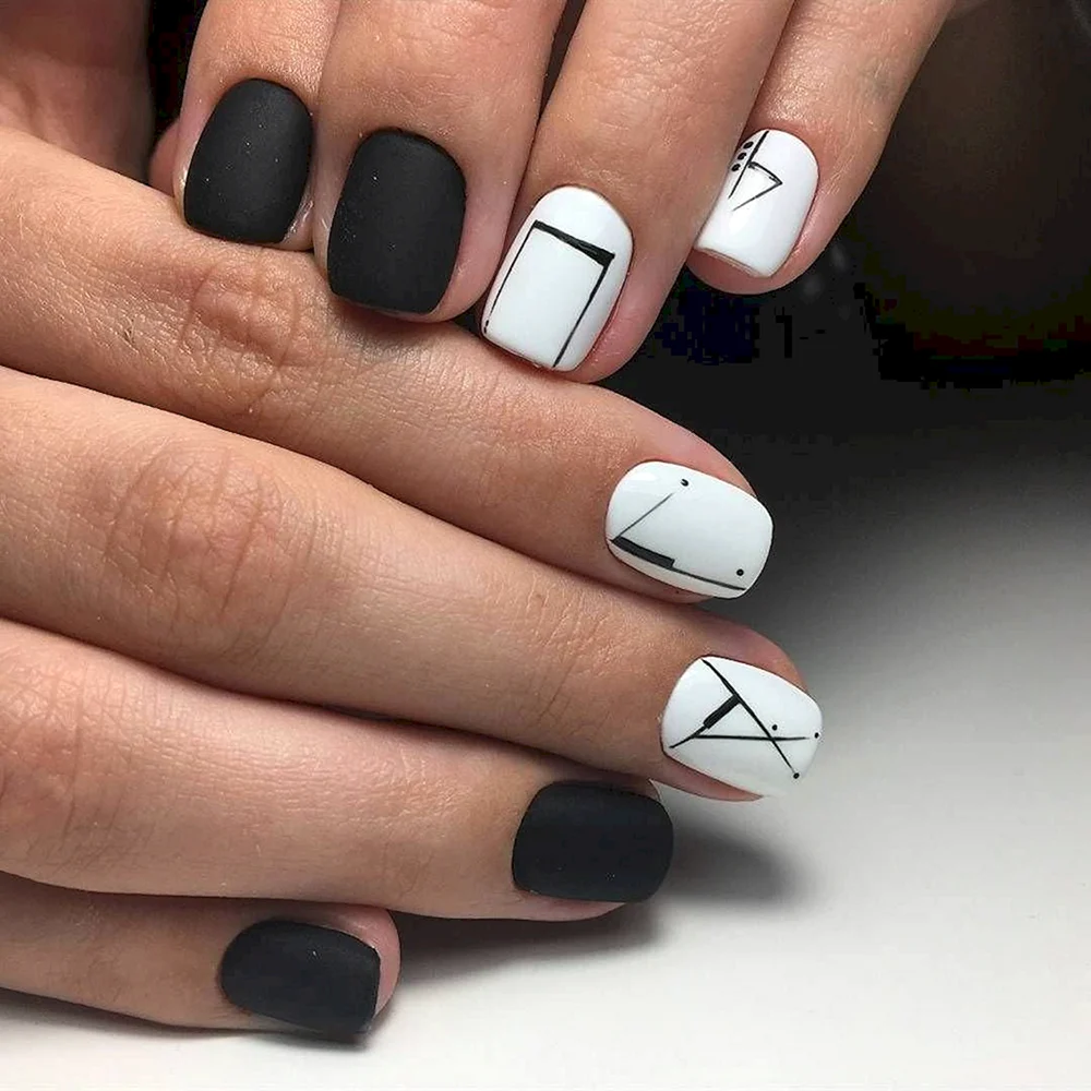 Manicure Black and White