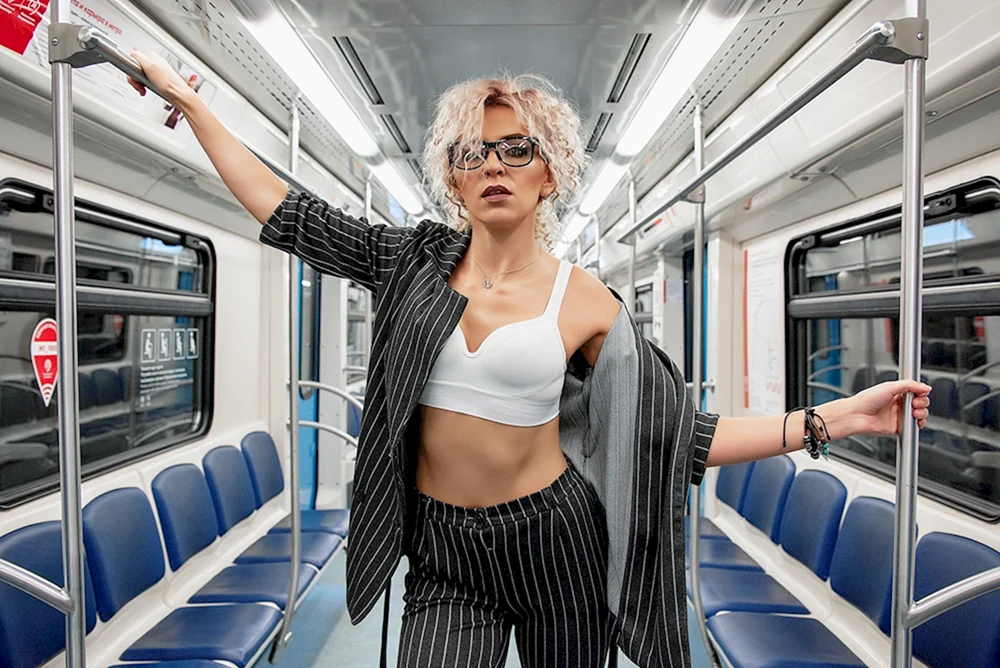 Metro photos women