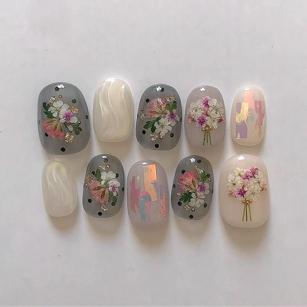 Молочные ногти с сухоцветами