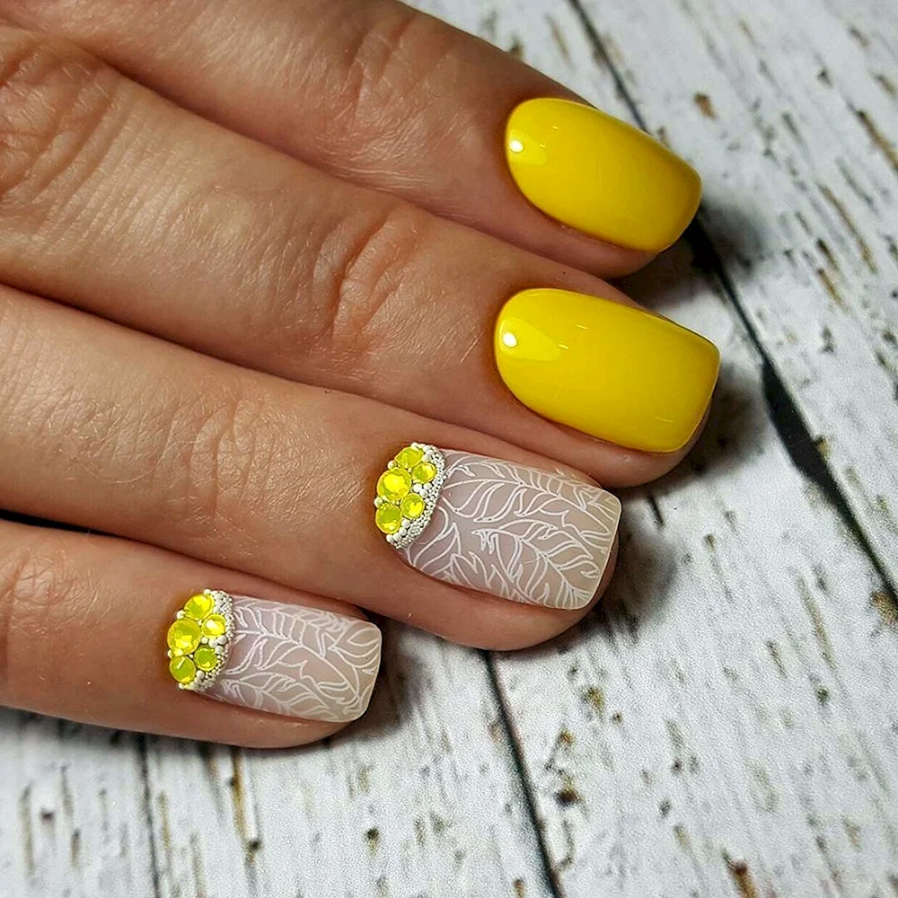 Nails 2022 Yellow