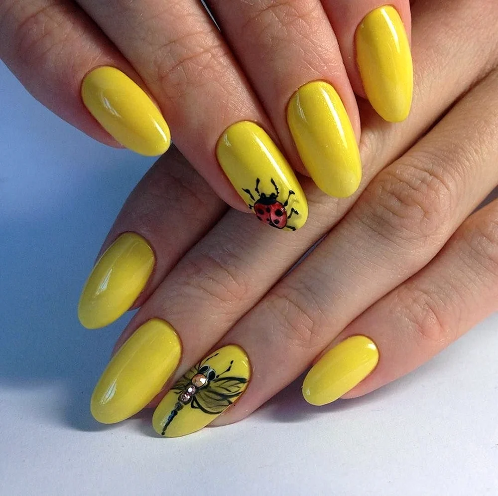 Nails 2022 Yellow