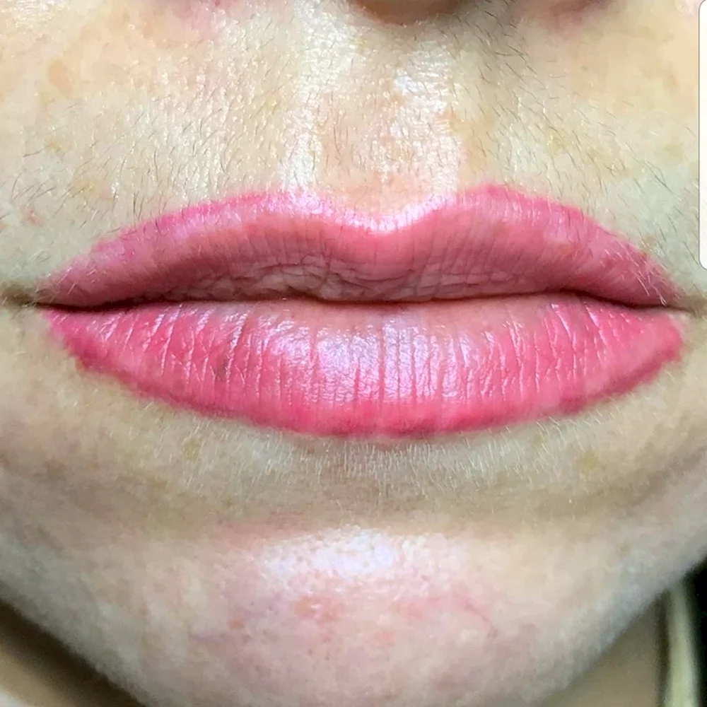 Неудачный перманентный макияж губ