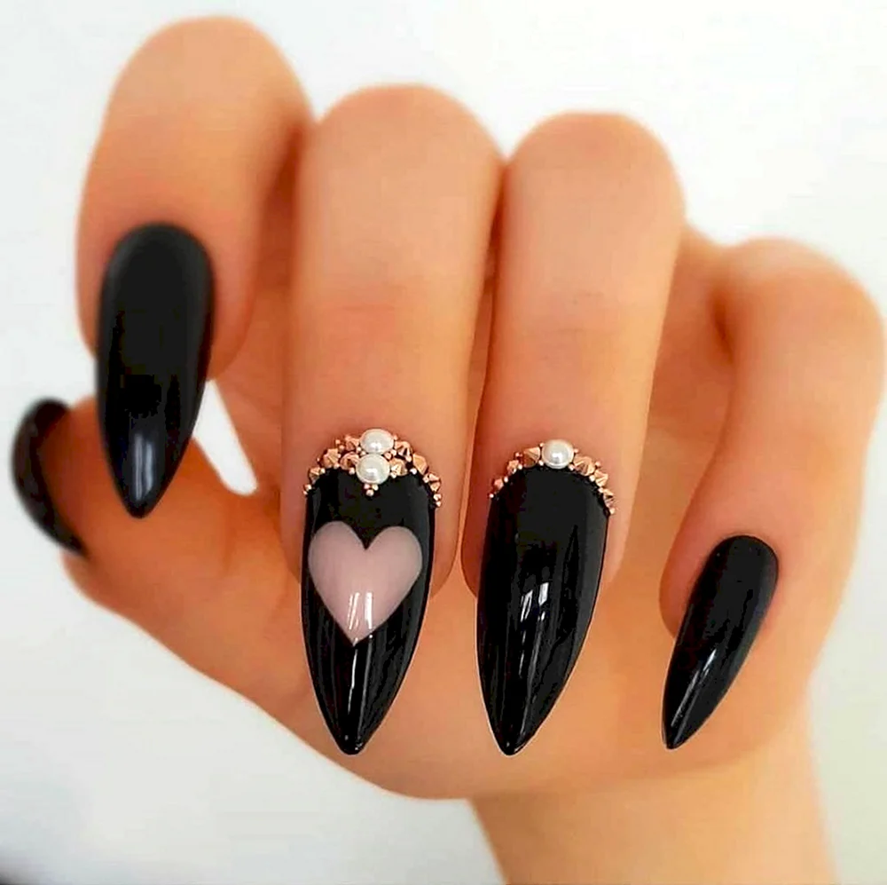 Ногти чорные с сердечкам