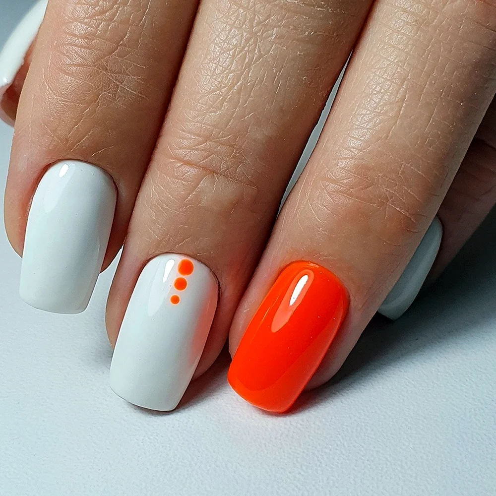 Ногти оранжевые с белым