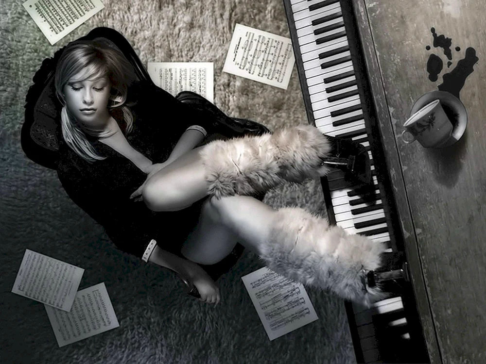 Piano woman
