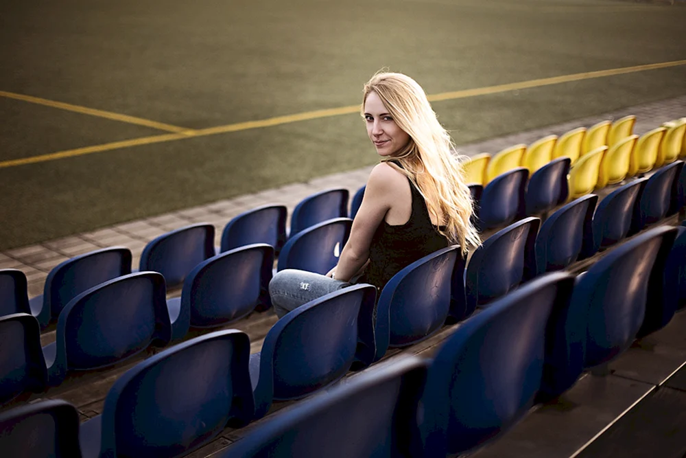 Портрет на фоне стадиона