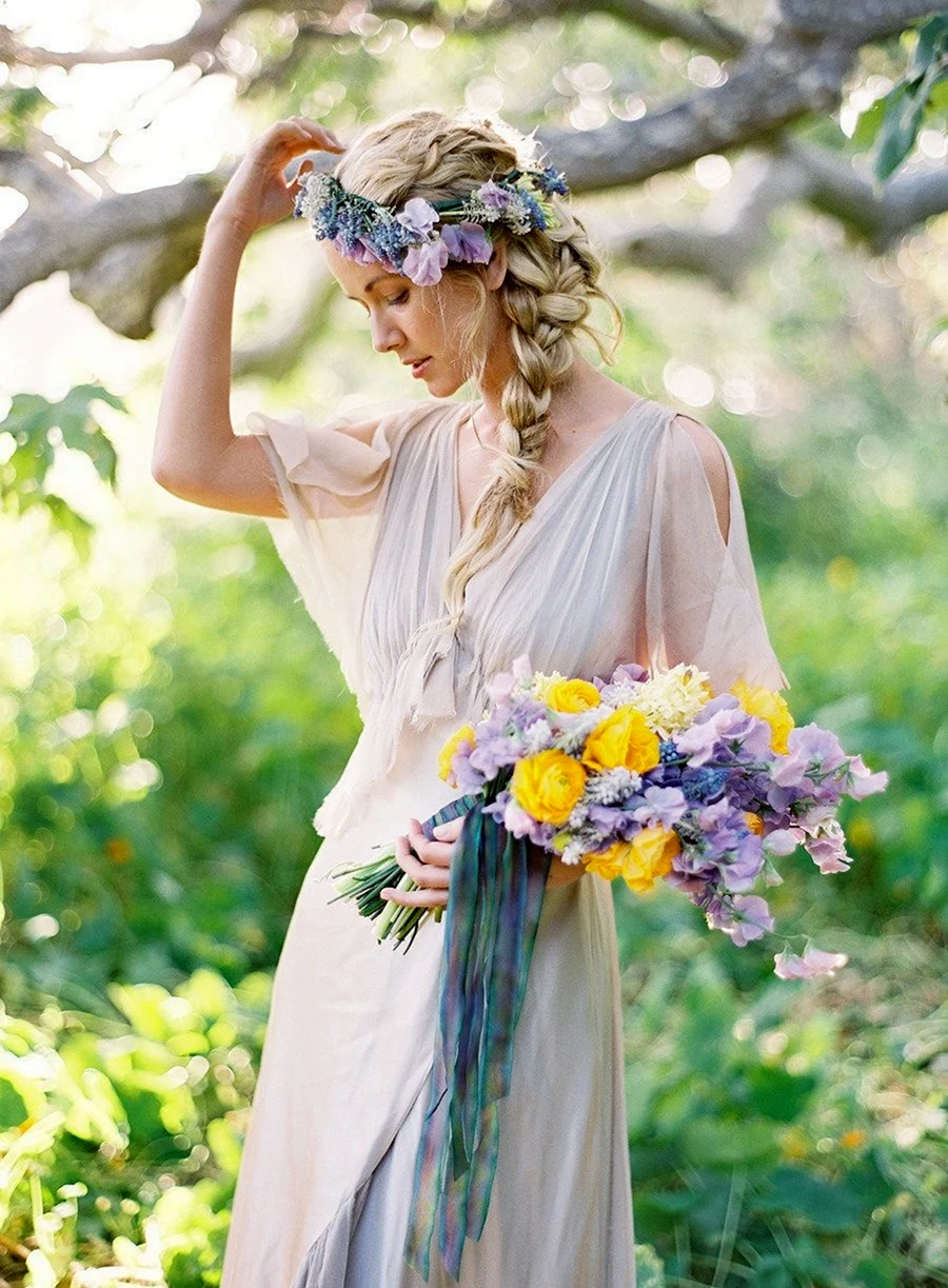 Свадебное платье с веником на голове