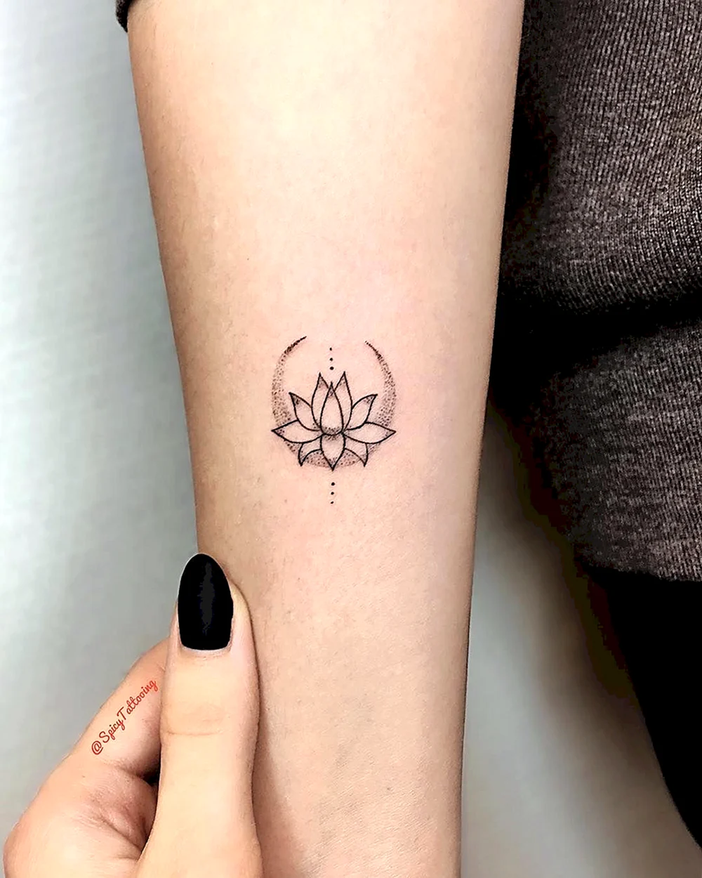 Tattoo Lotus Minimal