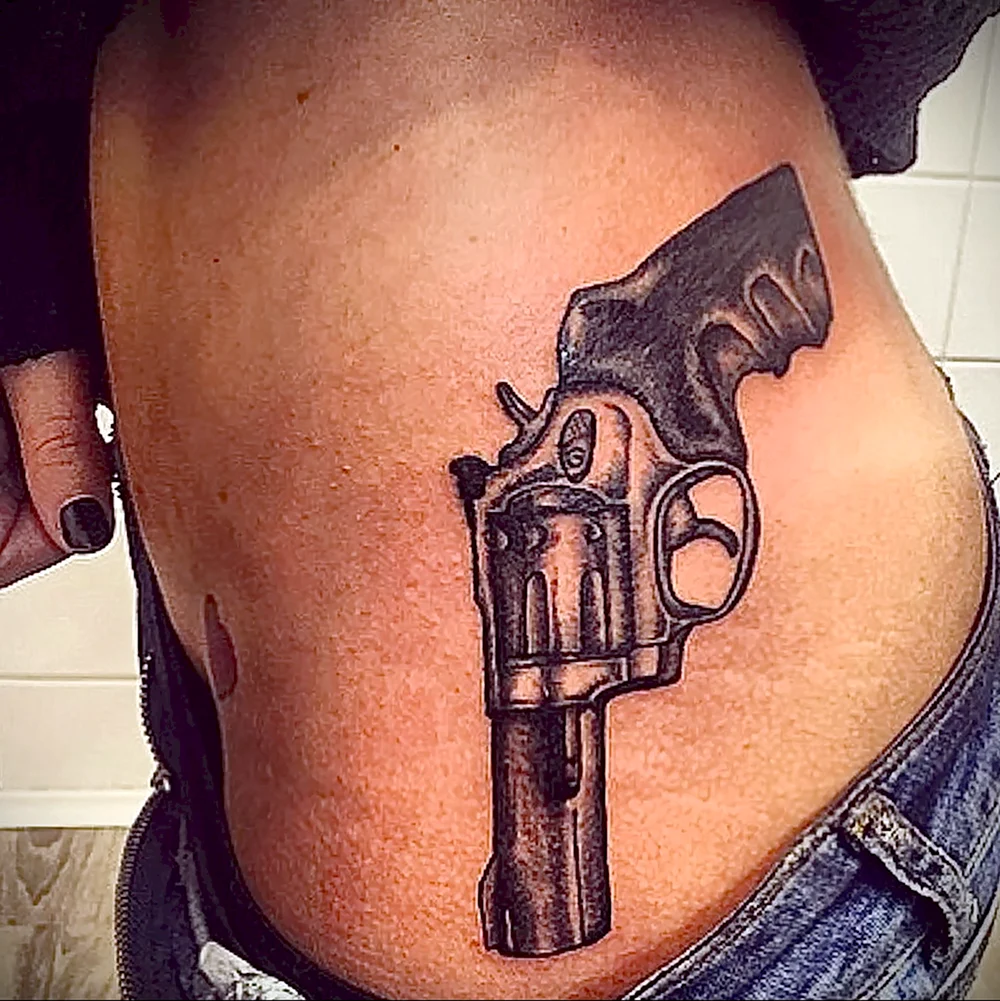 Тату револьвер