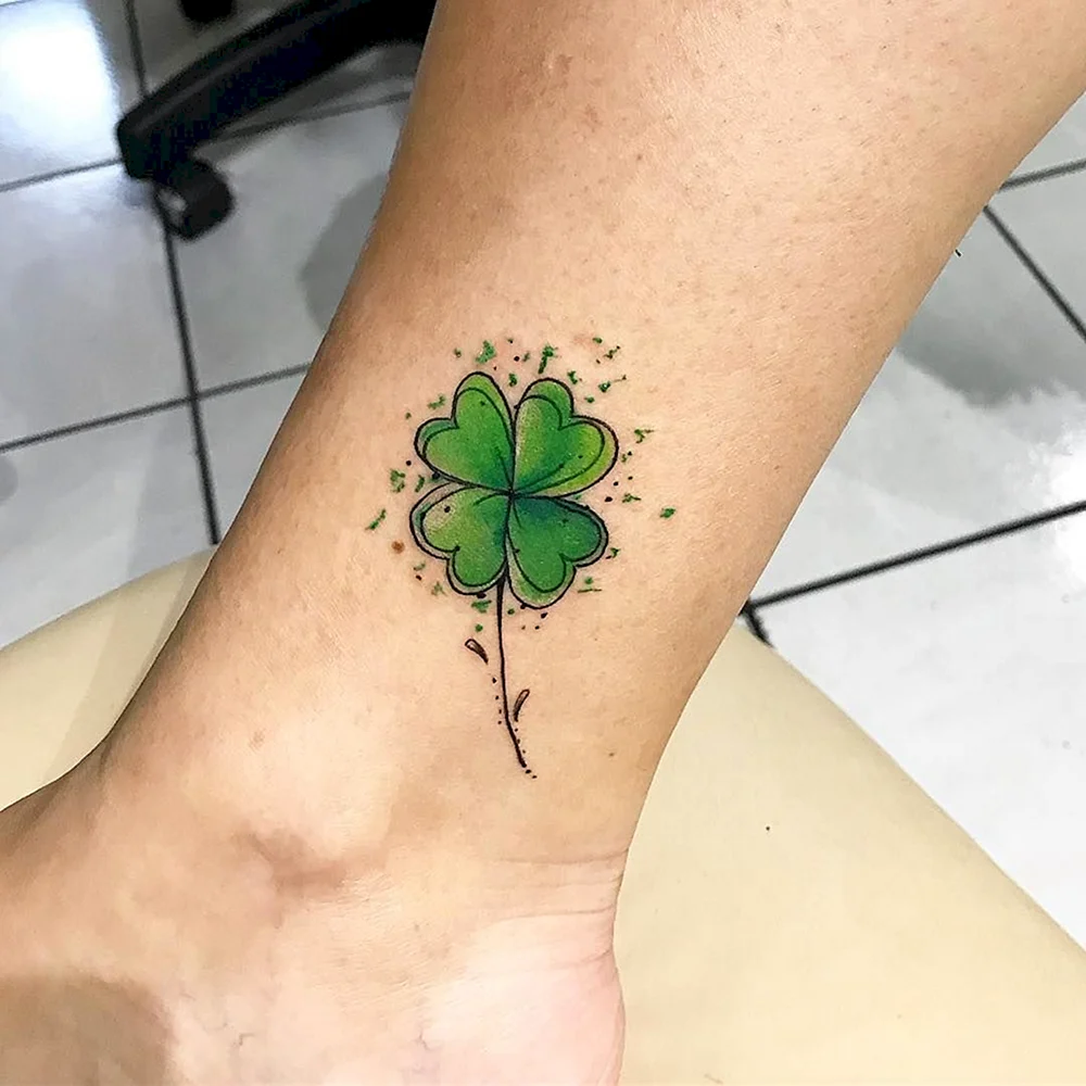 Tatuagem de folhas