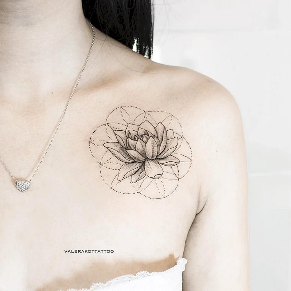 Tatuagem Designer feminina no ombro