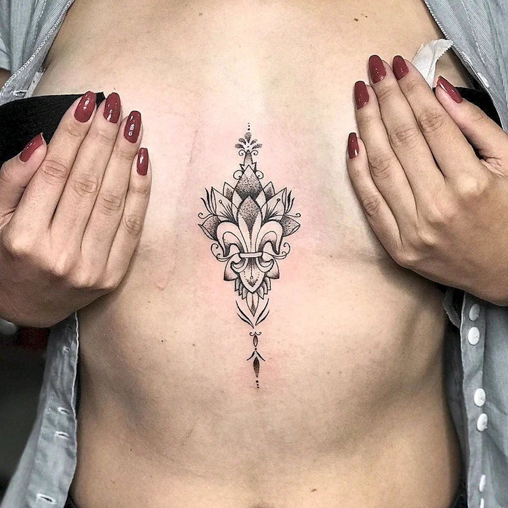 Tatuagem feminina Flor peito