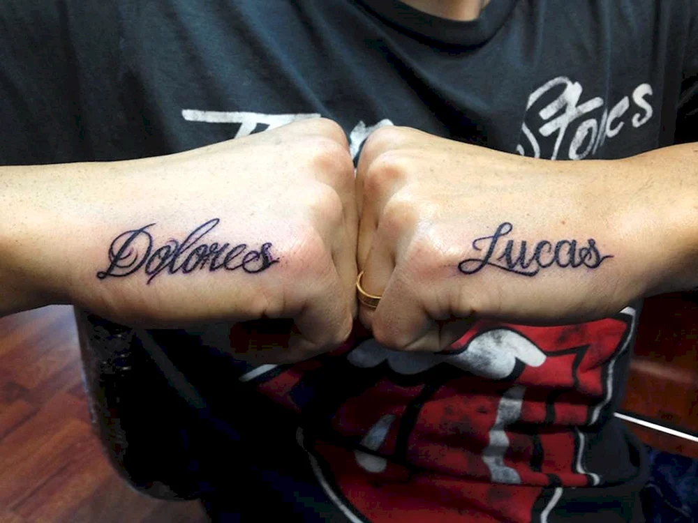 Tatuaje en la mano nombre