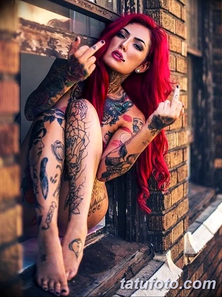 Татуированные девушки с красными волосами