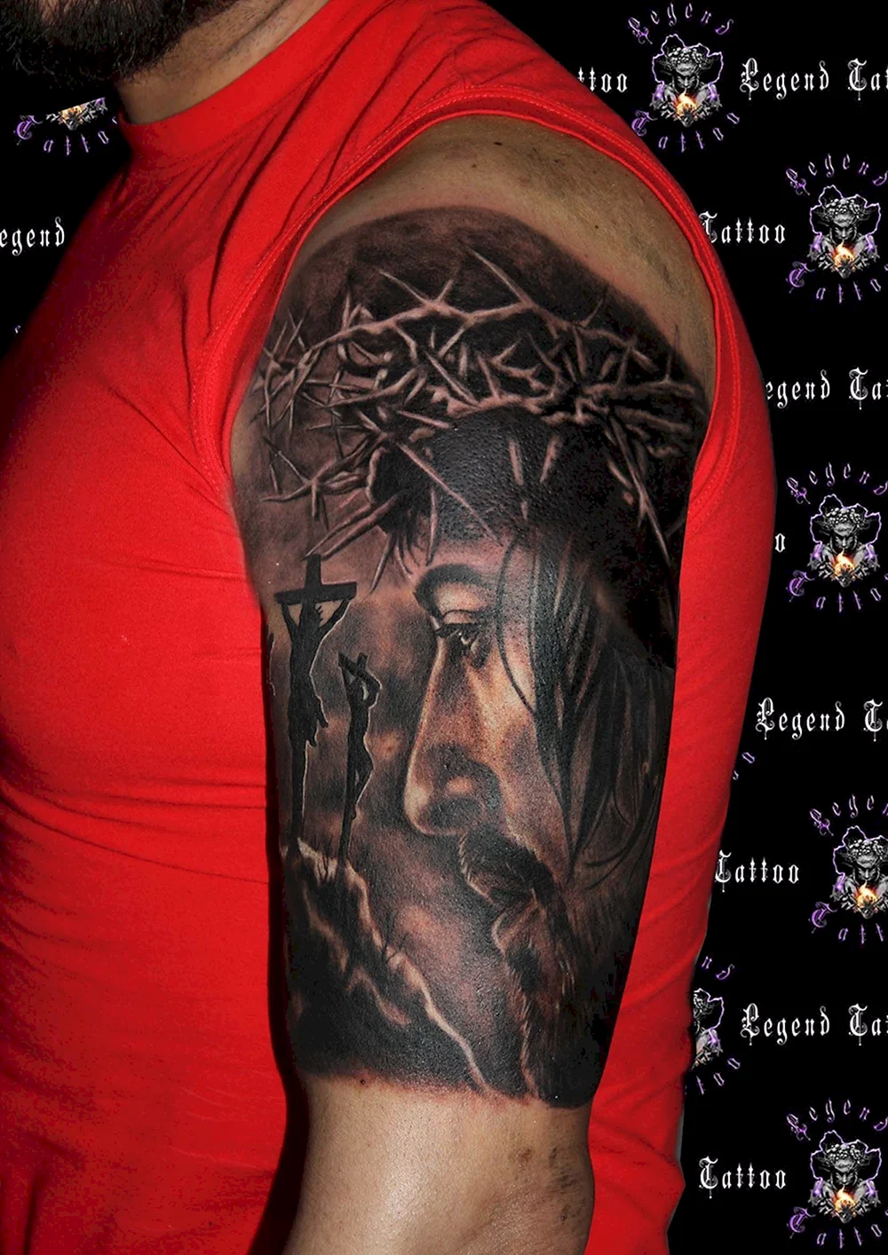 Татуировка Иисуса на плече
