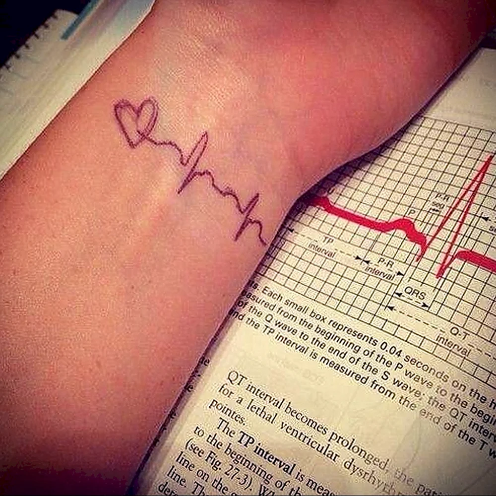 Татуировка кардиограмма с сердцем