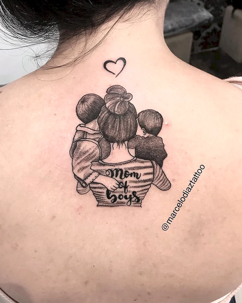 Татуировка мама с двумя детьми