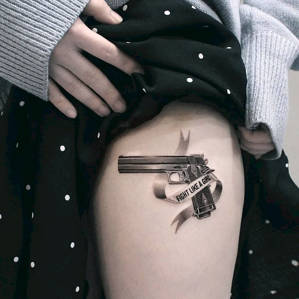 Татуировка пистолет на животе