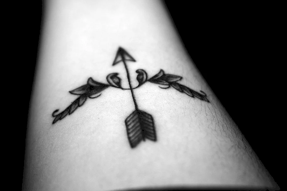 Татуировка в виде стрелы
