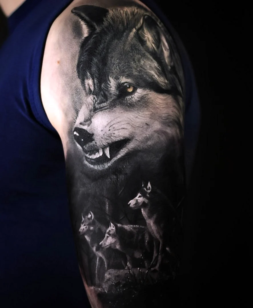 Татуировка волка на плече
