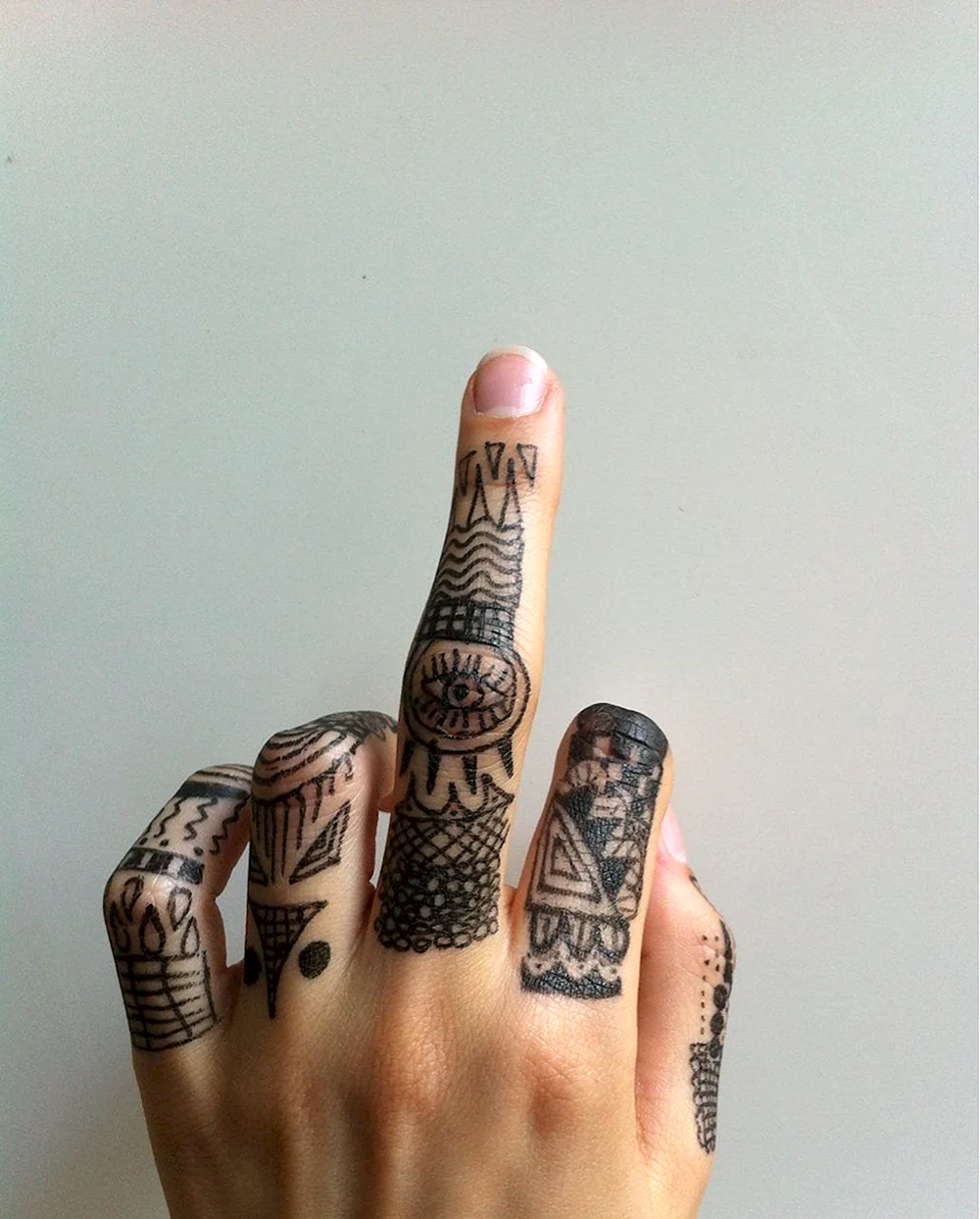 Татуировки на фалангах пальцев