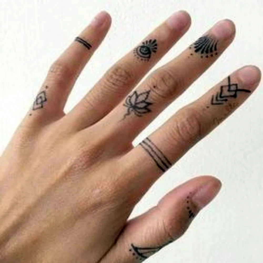 Татуировки на пальцах для девушек