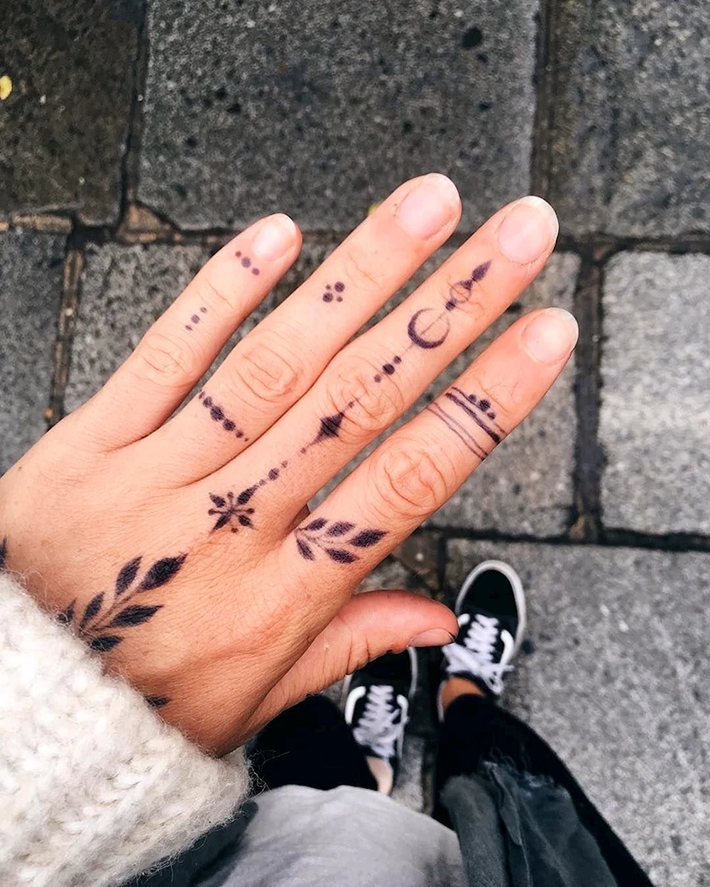 Татуировки на пальцах женские
