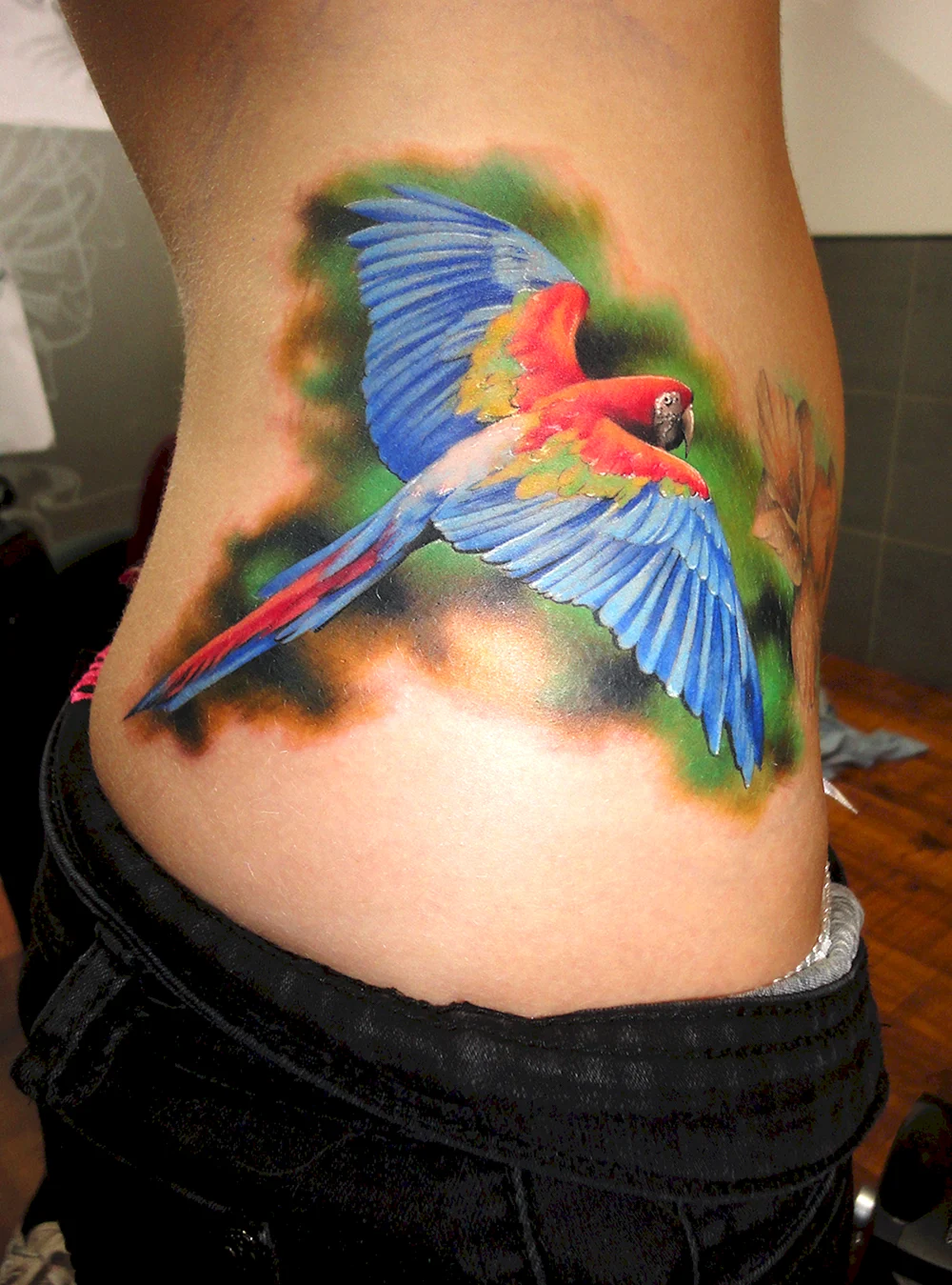 Цветной попугай тату