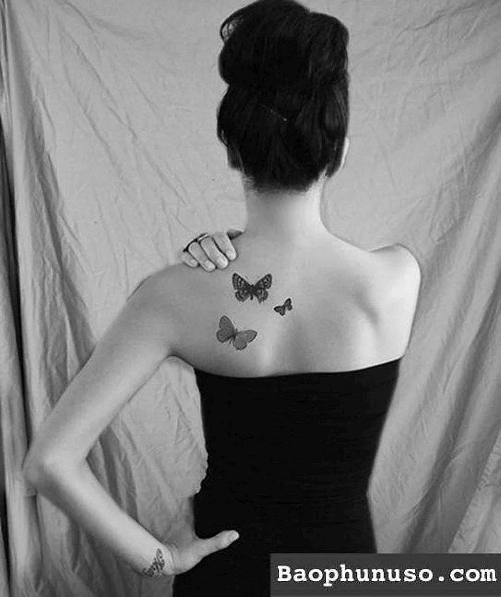Women Shoulder Blade Tattoo
