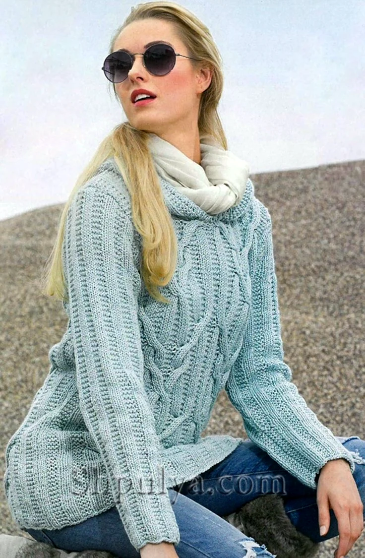 Вязаный свитер с капюшоном женский