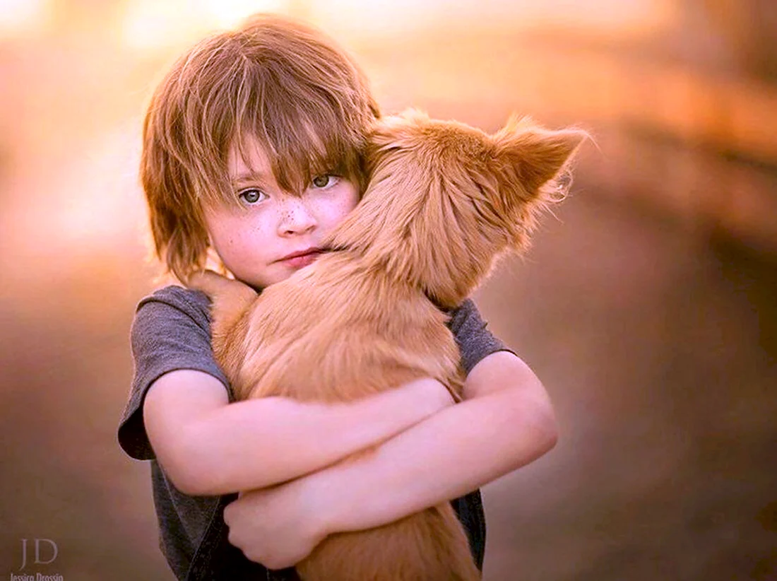 Мальчик обнимает собаку